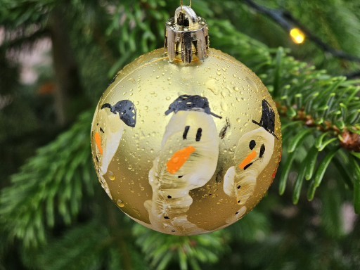 Bemalte Weihnachtsbaumkugel von Kindern