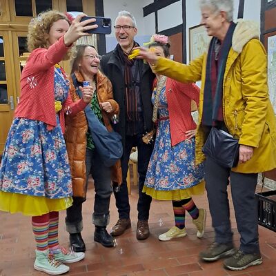 Langer Abend im Museum - Kulturmanager Christian D�hler und Clownissen (M�hlenbauhof)